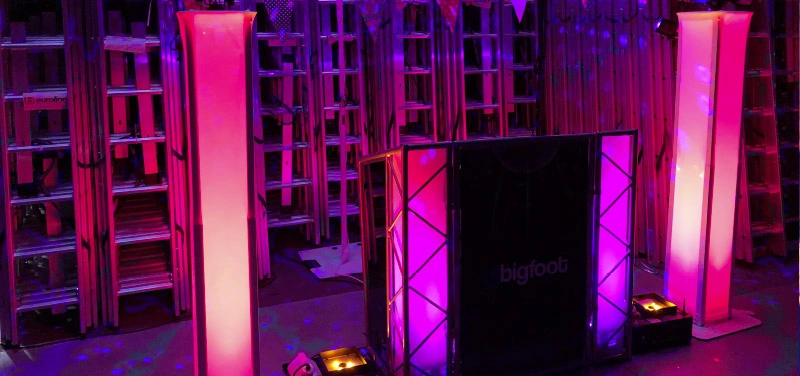 DJ-Pult au einer Bühne